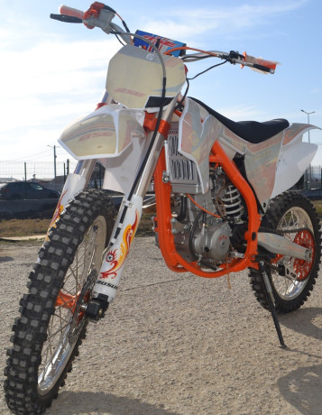 motocross-dirtbike-bosuer-250cc-ultimatemanual-big-0