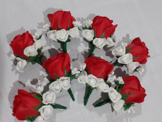 flori-de-pus-in-piept-si-alte-accesorii