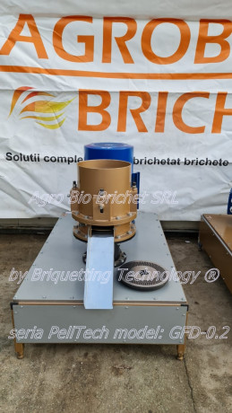 presa-peleti-rumegus-sau-paie-gfd-02-fermier-250-kgora-big-1