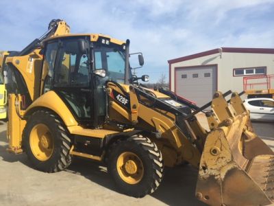 inchiriez-buldoexcavator-cu-atasamente-diverse