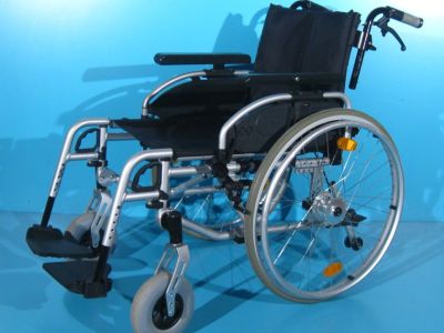 scaun-cu-rotile-ajustabil-din-aluminiu