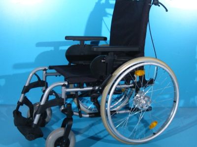 scaun-cu-rotile-din-aluminiu