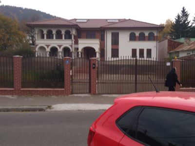 constructii-case-la-rosu-in-mai-multe-judete